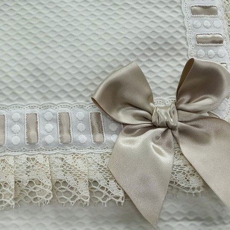 Piqué Nápoles Arena Cámel, Pasacinta 3 puntos Blanco, Puntilla Beige, Cinta Cámel